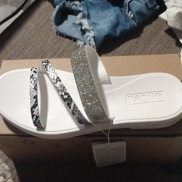 NWT NCAI Women's White & Silver Asymmetric Strappy Sandals - Size 8 - Picture 2 of 5